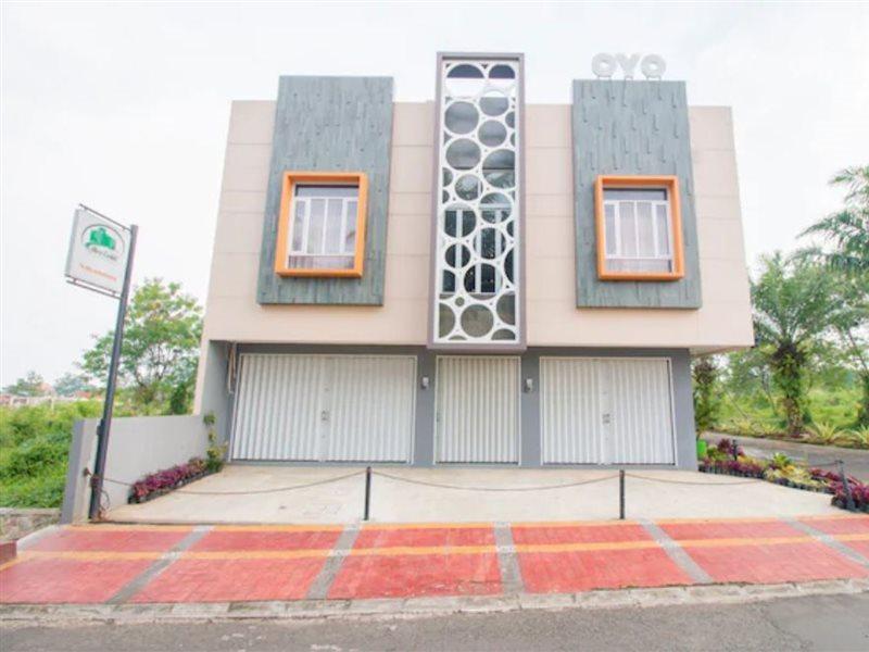 Hotel Oyo 871 Aira Costel Cianjur Esterno foto